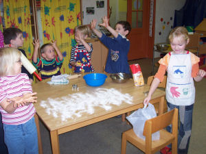 Pltzchenbacken im Kindergarten Kunterbunt am 05. Dezember 2006