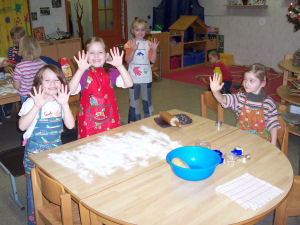 Pltzchenbacken im Kindergarten Kunterbunt am 05. Dezember 2006