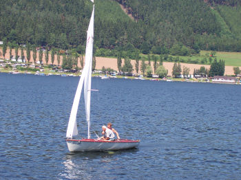 Segelboot auf der Talsperre