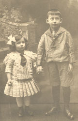 Rudolf Schramm mit Schwester Frida 1910