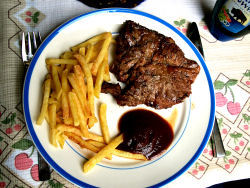 Senfsteak mit Pommes